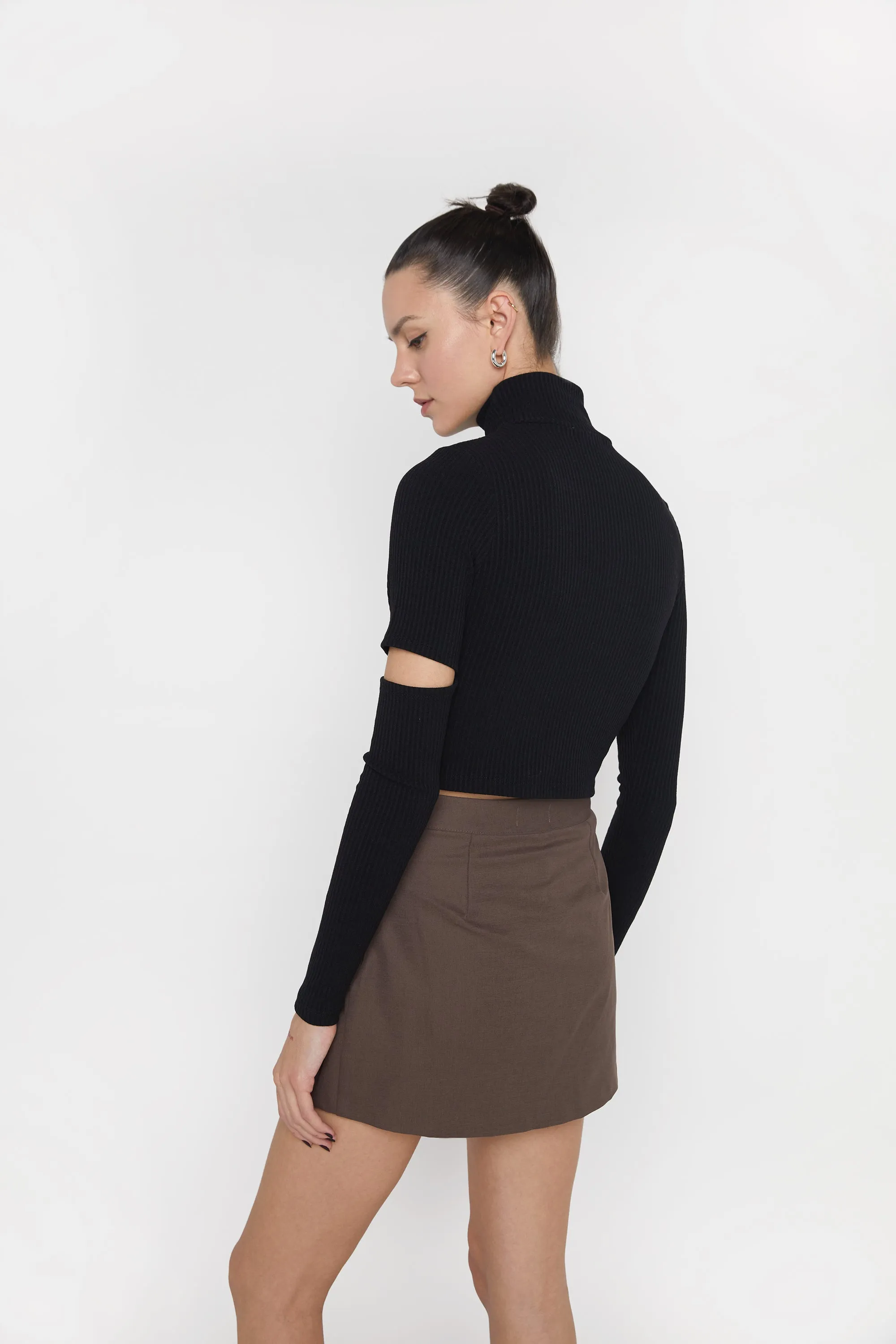 CUTOUT TURTLENECK TOP